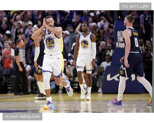 库里虽因伤缺阵 场边指导新队友展现领袖风范